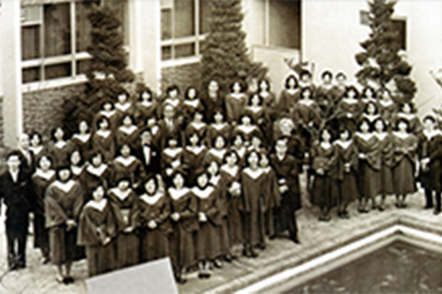 1976年(昭和51年)短期大学第1回卒業式